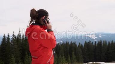 在山上打电话的年轻女子